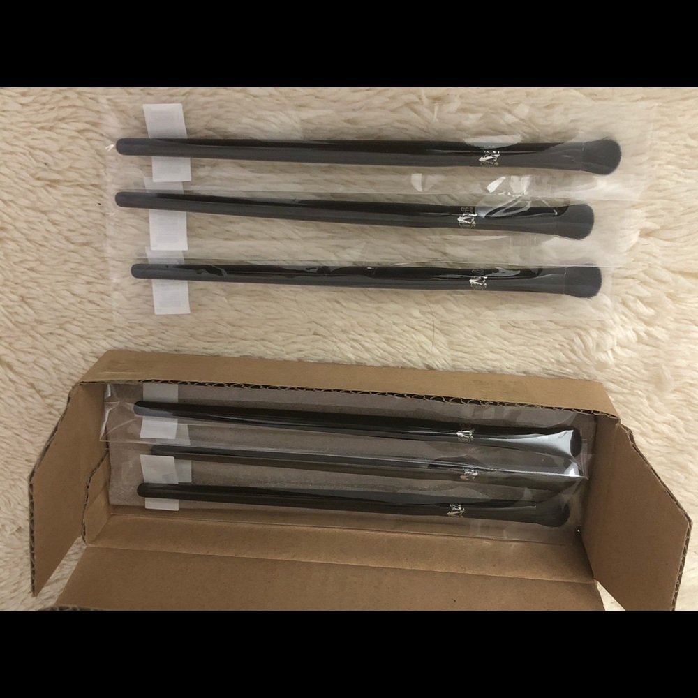 Kat Von D eyeshadow brush - Picture 4 of 4